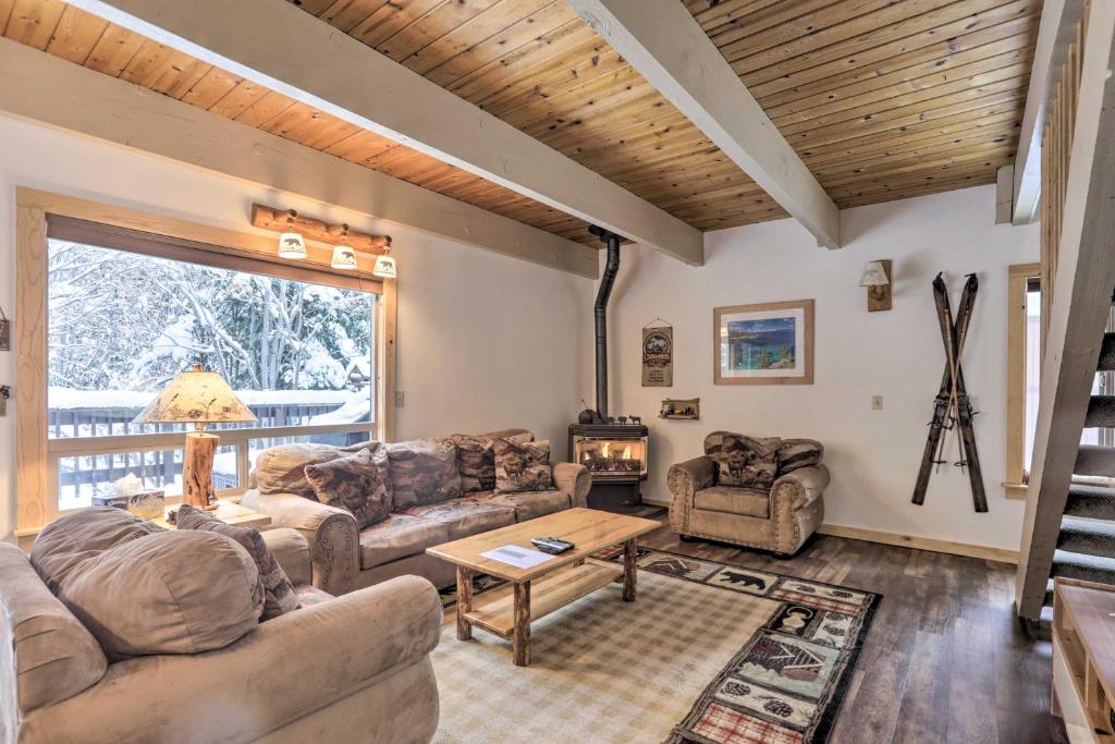Inviting Cabin Less Than 3 Miles to Lake Tahoe and Skiing!